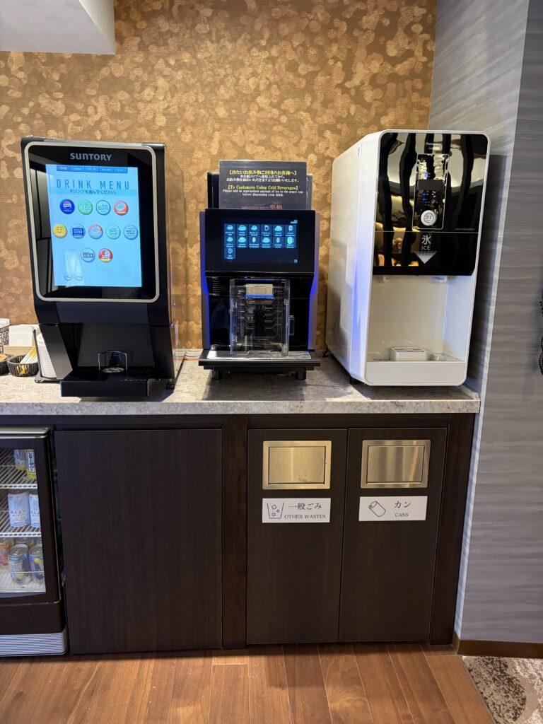 翠嶺専用ラウンジ：氷、コーヒー、ジュースサーバー