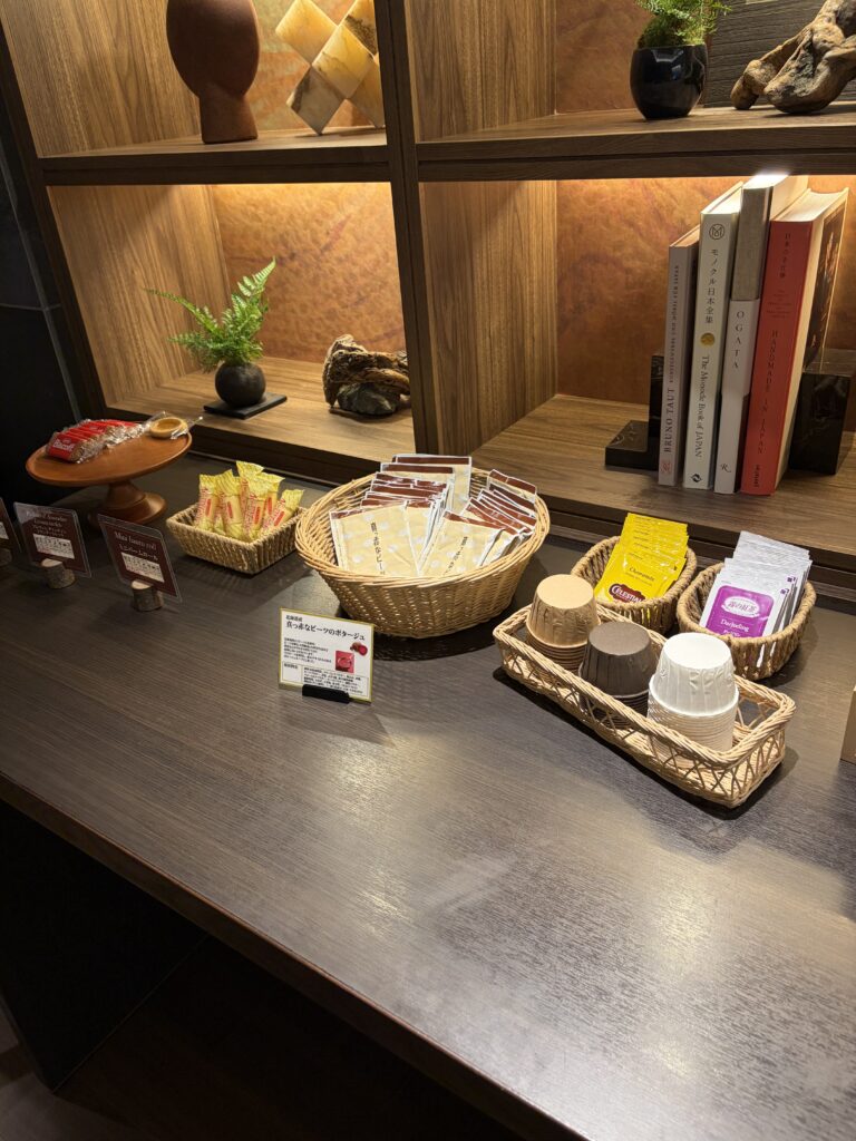 翠嶺専用ラウンジ：お菓子や紅茶